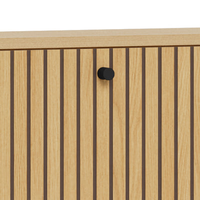 Meuble à chaussures Bambouz 72 x 43 – détail de la façade à lamelles couleur chêne avec un bouton noir