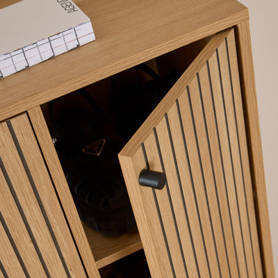 Armoire à chaussures Bambouz 99 x 141 – détail des portes entrouvertes avec une poignée noire et des chaussures sur l'étagère