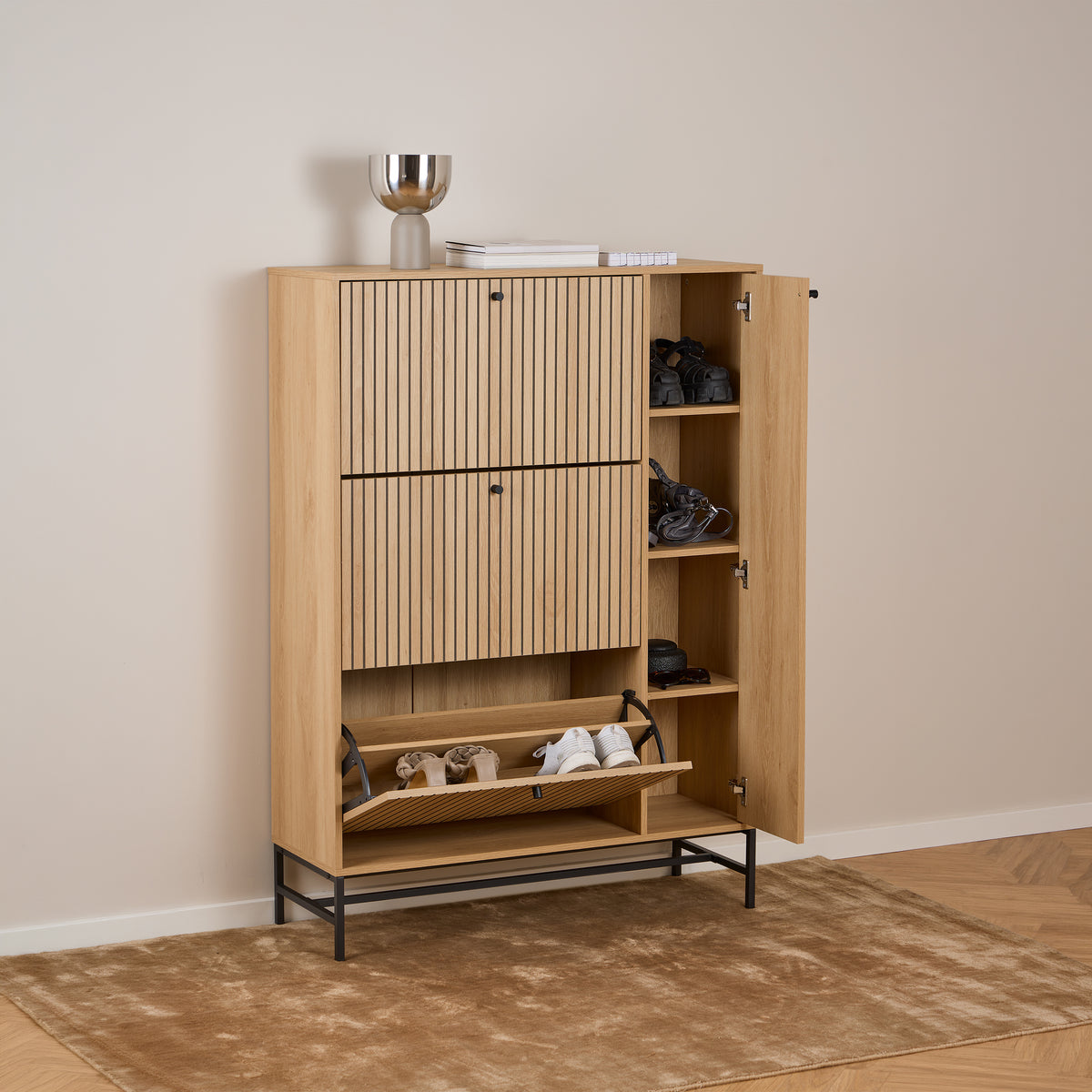 Meuble à chaussures Bambouz 99 x 141 dans un couloir lumineux, sur un tapis – portes ouvertes, étagères avec des chaussures et compartiment entrouvert