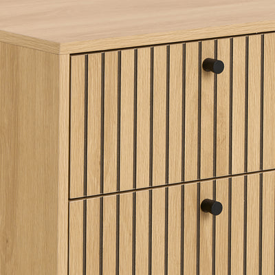 Table de chevet Bambouz 46 x 70 – gros plan sur la façade à lamelles des tiroirs et le bouton noir