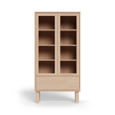 Vitrine Lurisse 90 x 180, vue de face – étagères derrière des portes vitrées à ouverture par pression et un tiroir en bas