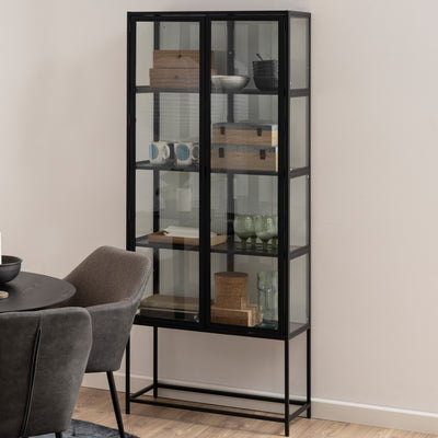 Vitrine Skeleto 77 x 186 en mélaminé noir dans la salle à manger, près d'une table ronde – une vitrine de style industriel pour la vaisselle
