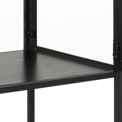 Vitrine Skeleto 77 x 186, mélaminé noir – gros plan sur l'étagère à la texture de frêne noir et le cadre noir