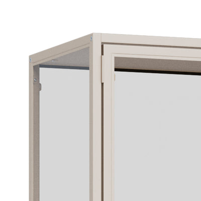 Vitrine Skeleto 77 x 186, mélaminé gris – détail du coin du cadre et de la charnière de la porte en verre trempé