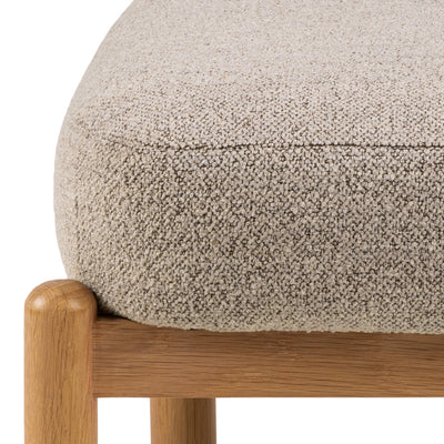 Fauteuil lounge Shepy avec revêtement en bouclé, de style moderne - gros plan sur les détails et la texture
